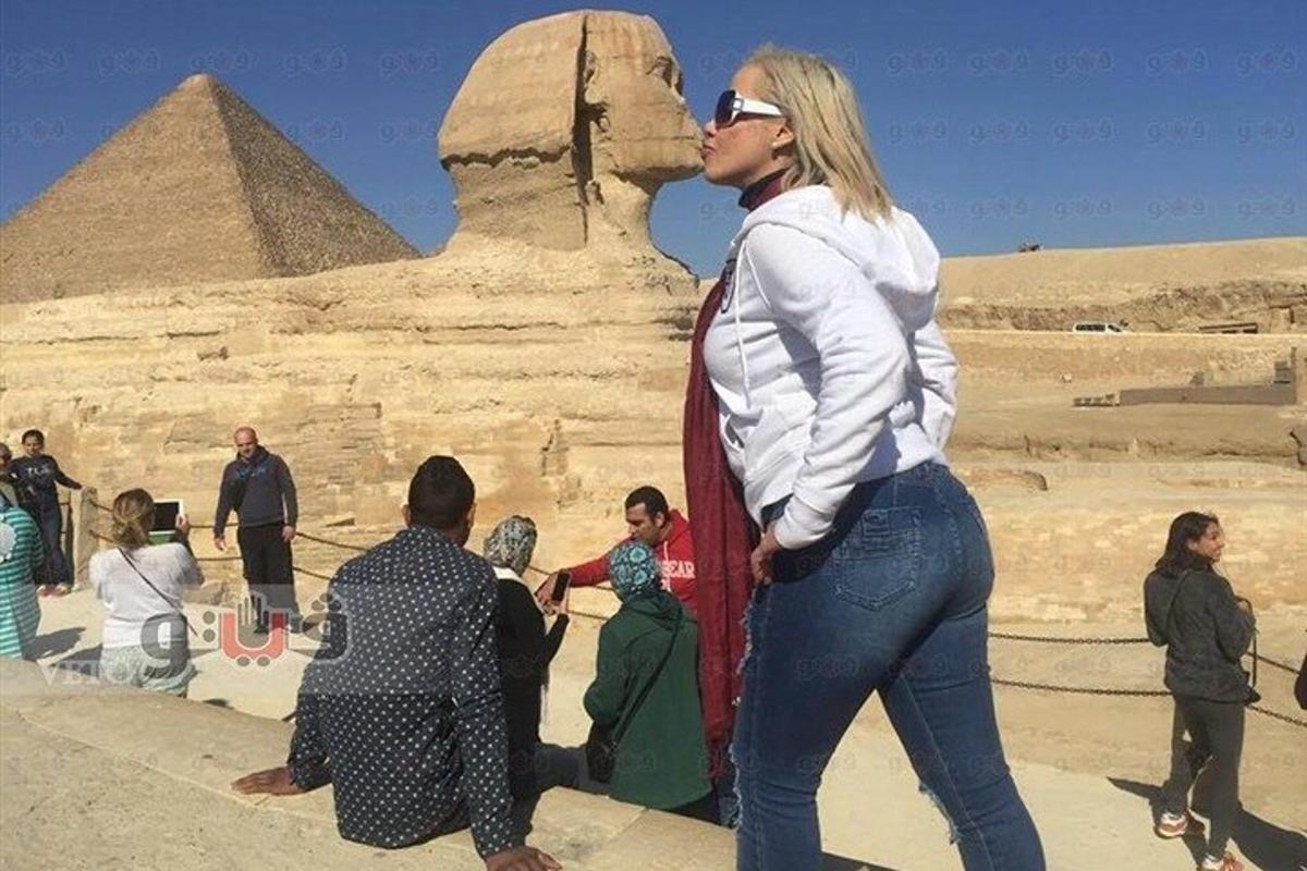 una donna in piedi davanti alle piramidi