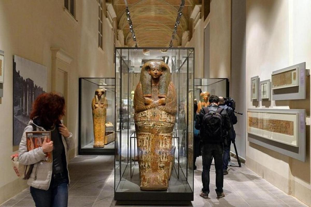 un gruppo di persone che guarda una statua in un museo