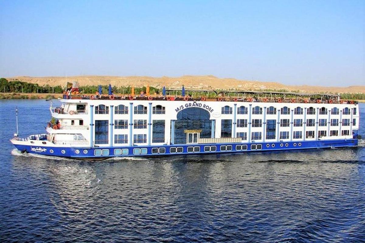 sebuah perahu besar di air dengan hotel