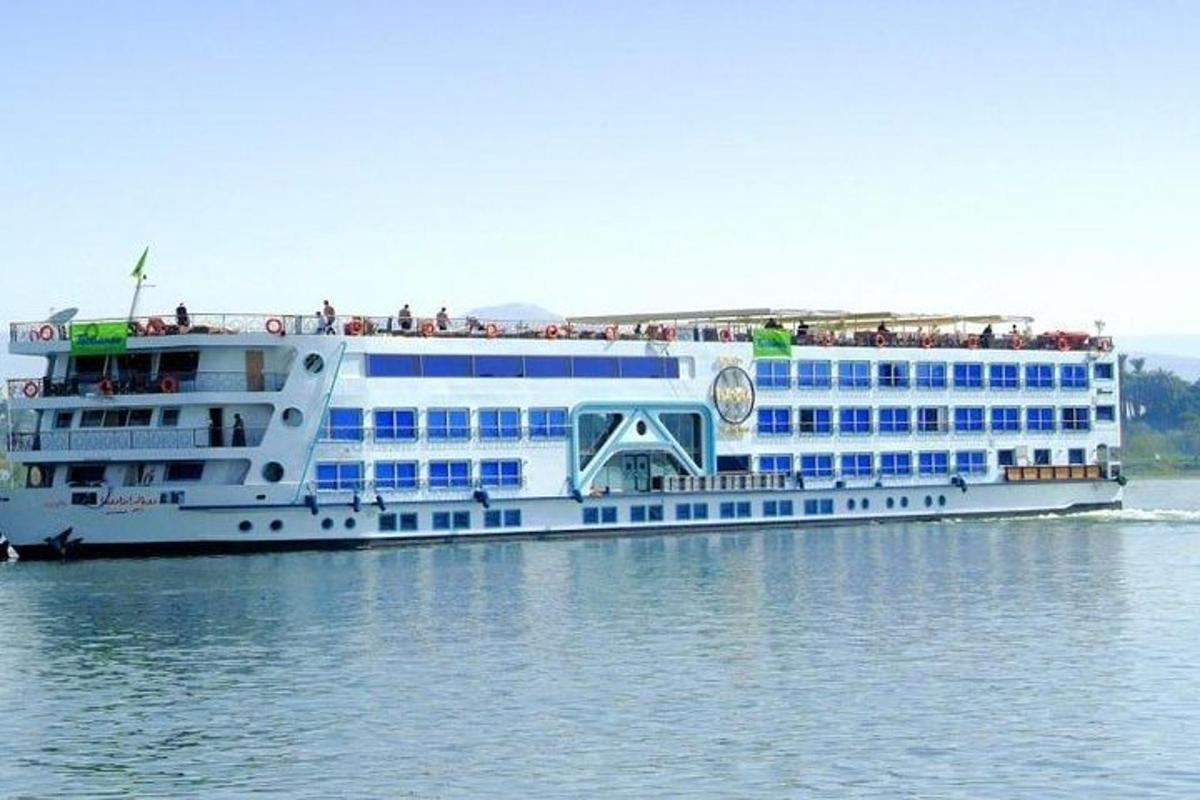 um grande barco com pessoas na água