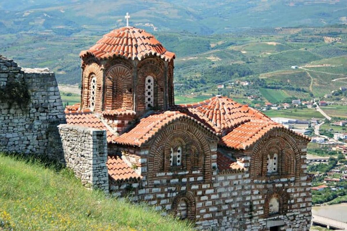 ένα κτίριο με μια εκκλησία στην κορυφή ενός λόφου