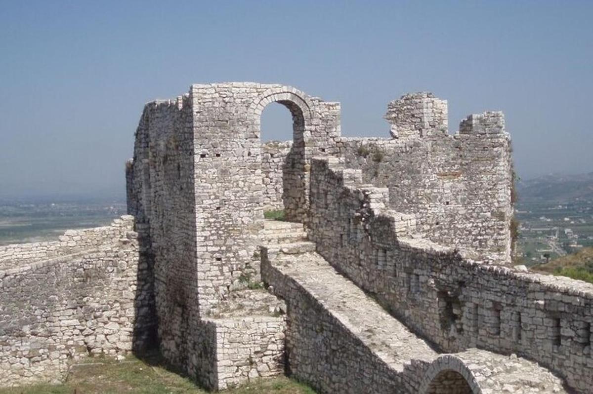 ένα παλιό πέτρινο κτίριο με μια αψίδα στην κορυφή του
