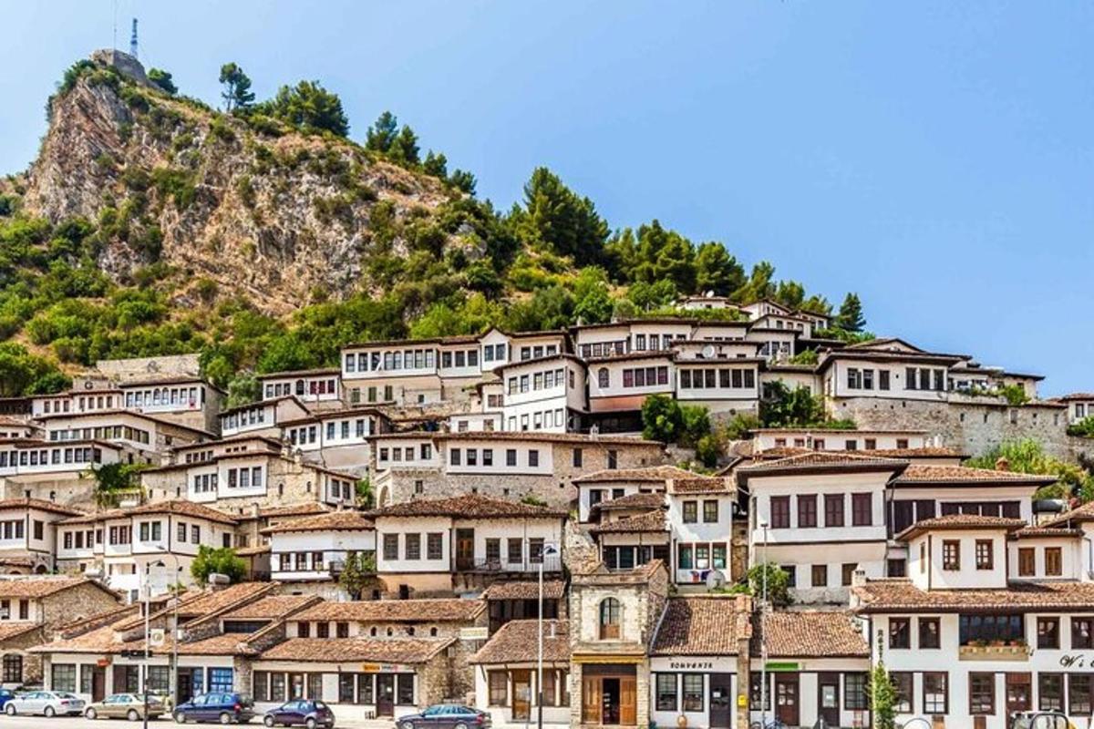 μια ομάδα σπιτιών στην κορυφή ενός βουνού