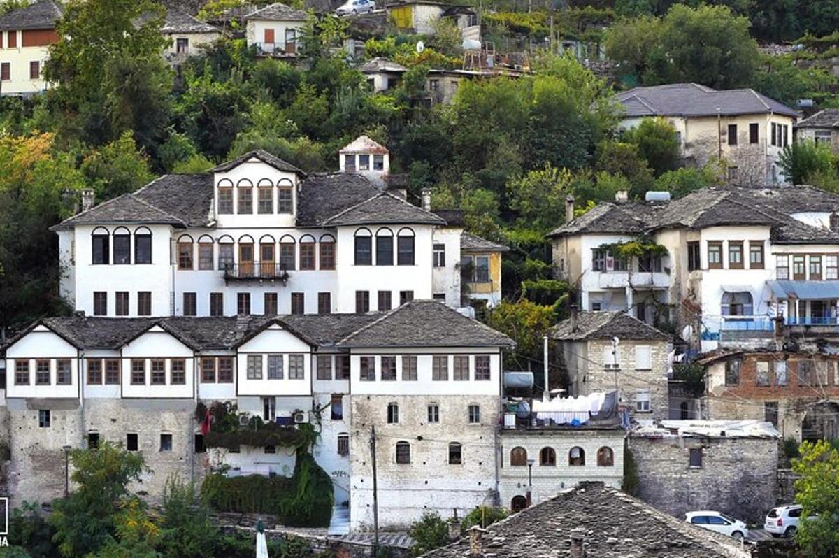ένα μεγάλο λευκό σπίτι στη μέση μιας πόλης