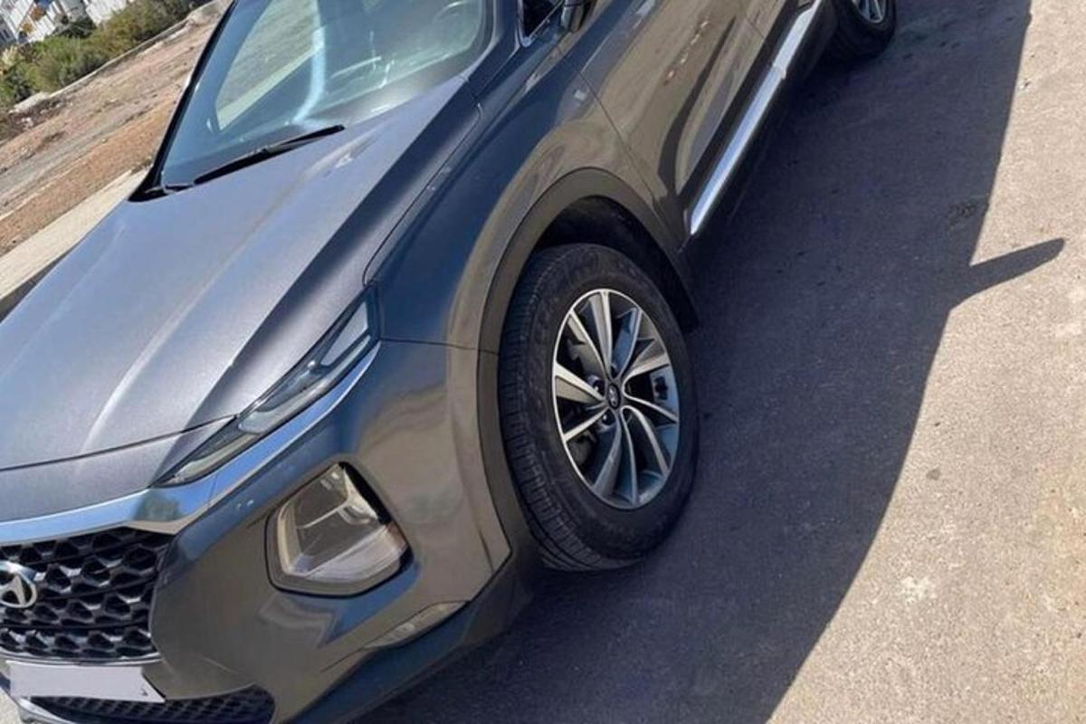 un cotxe blau aparcat a la vora d'una carretera