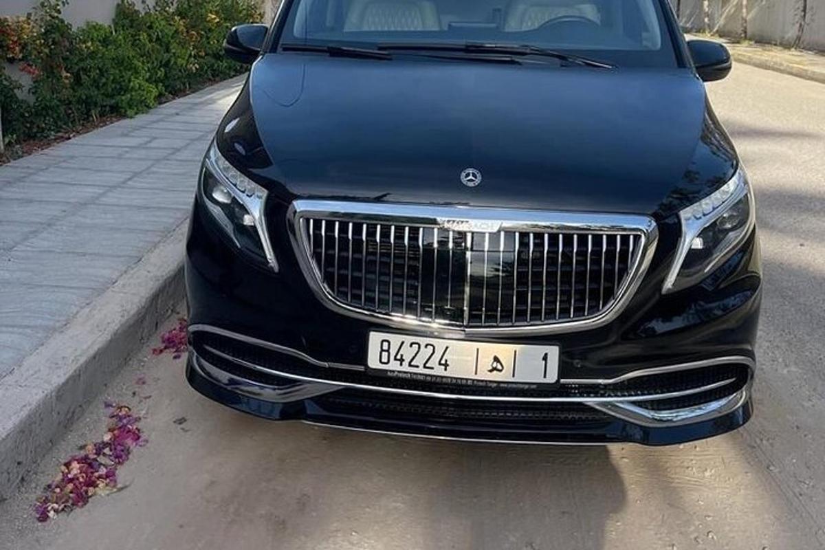 yol kenarına park edilmiş siyah bir araba