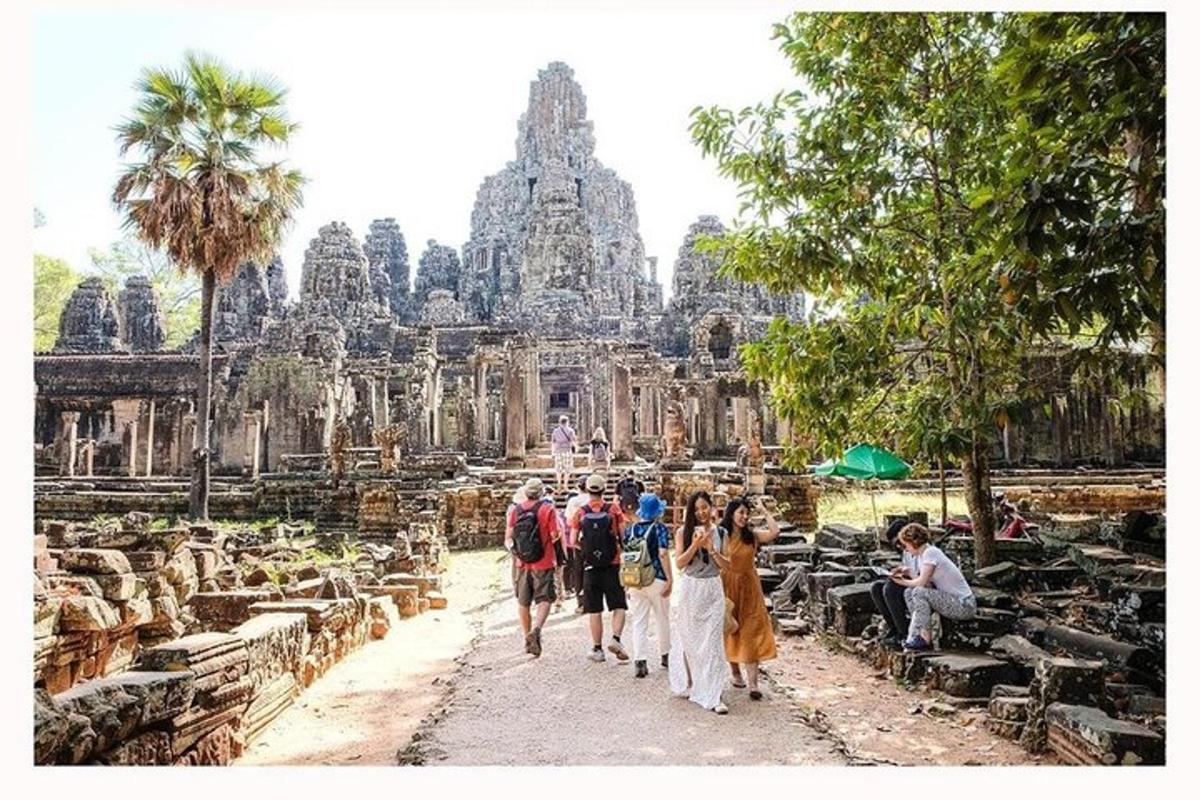 un grup de persones caminant davant d'un temple