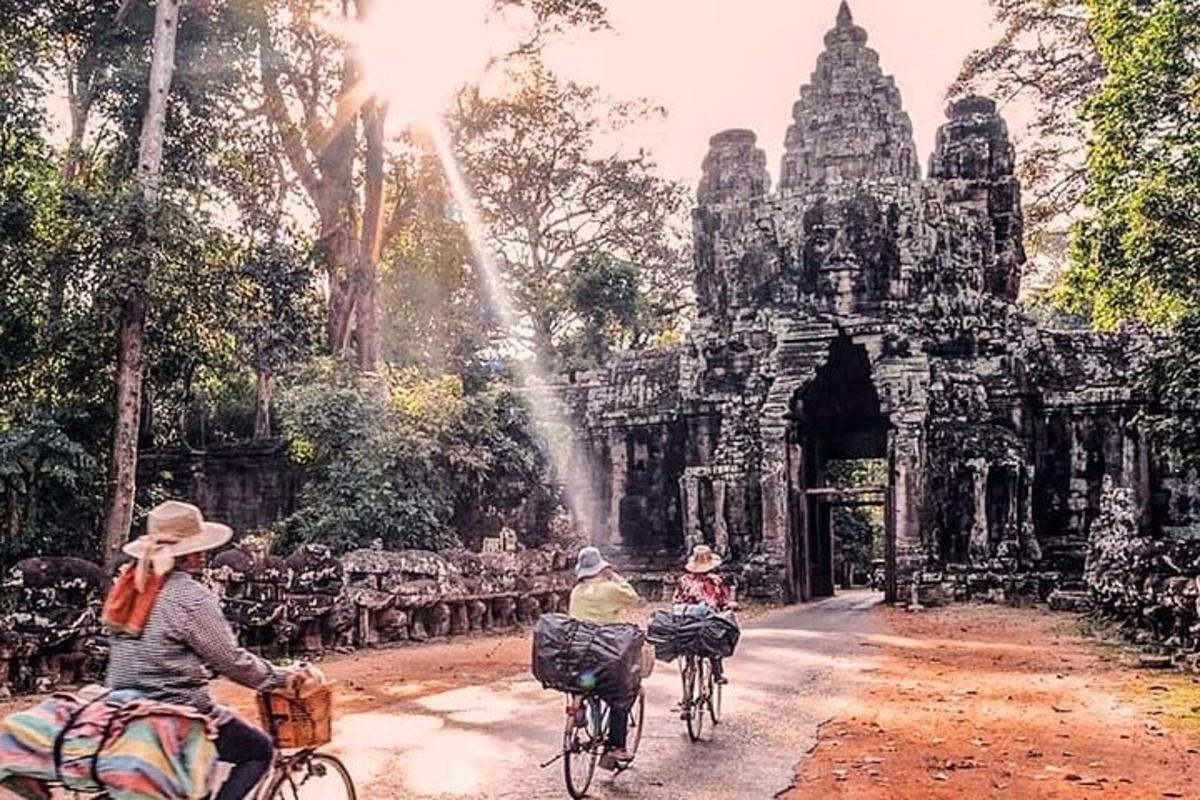 dues persones anant en bicicleta davant d'un edifici