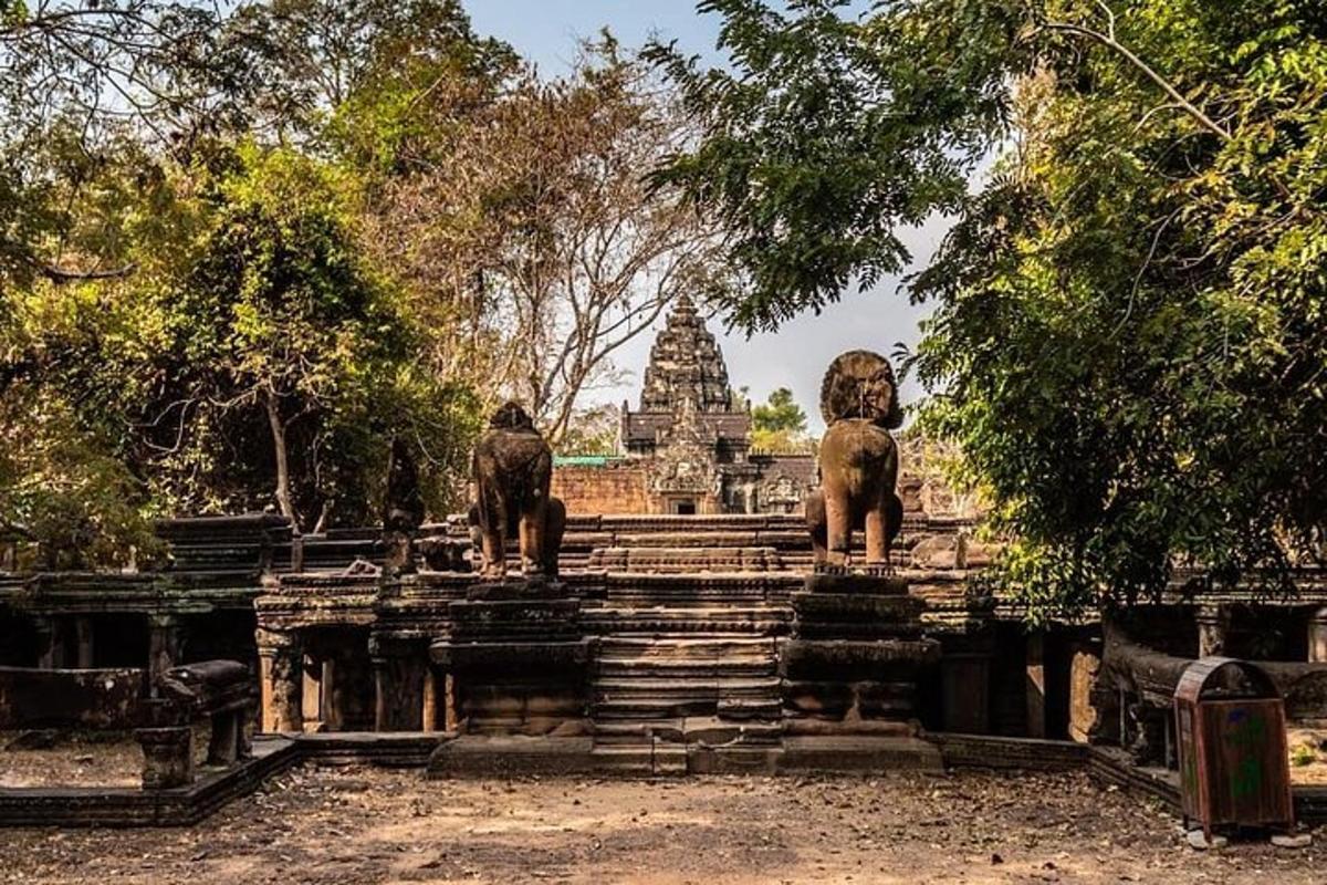 un temple amb dos elefants drets a sobre