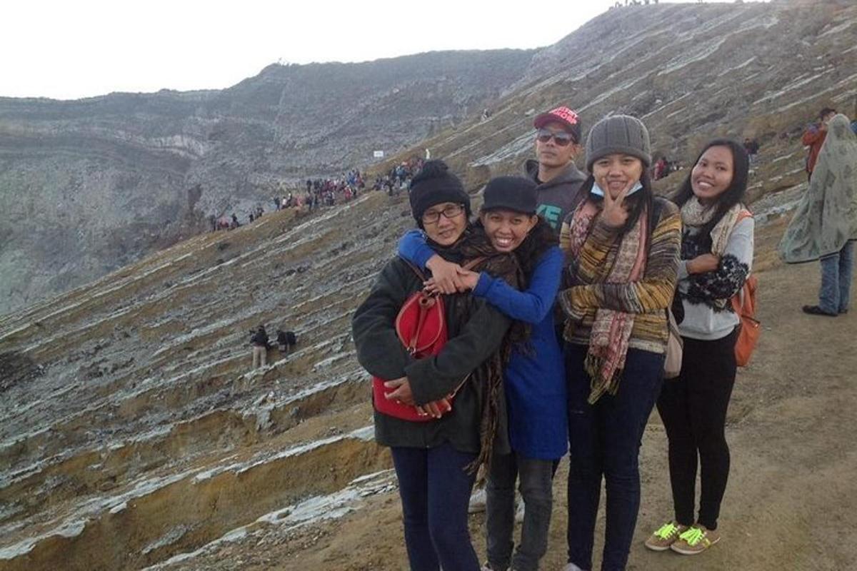 sekumpulan orang berdiri di atas gunung