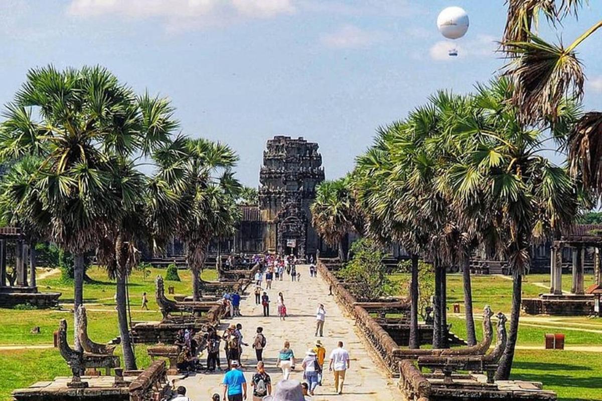 un grup de persones caminant per un camí en un temple