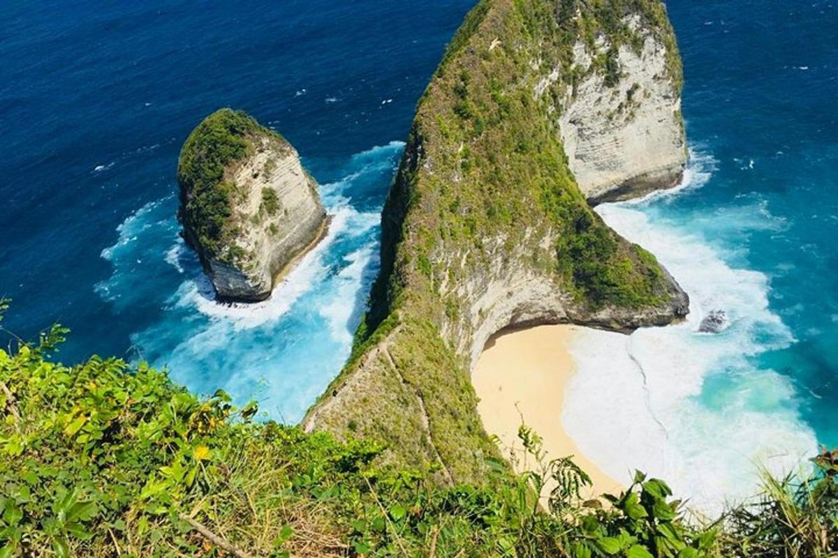 Una vista aérea de dos rocas y una playa.