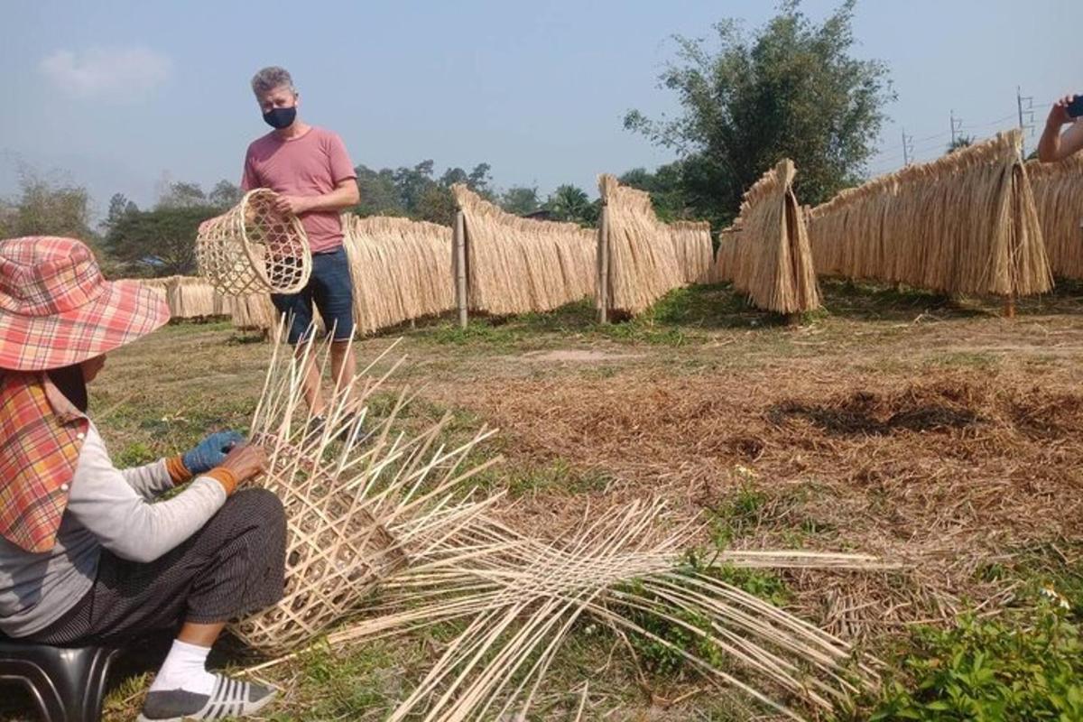 mężczyzna i kobieta ścinający palmę