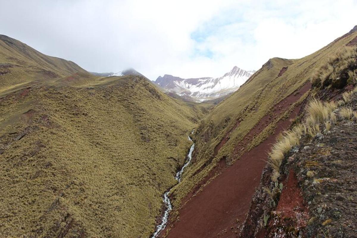 川のある山の谷の景色