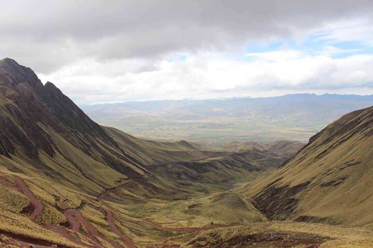 una vista aerea di una catena montuosa con montagne