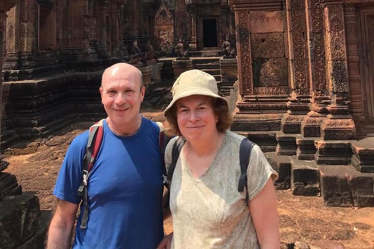 Un hombre y una mujer de pie frente a un templo.