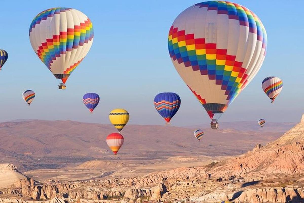 un gruppo di mongolfiere che sorvolano il deserto