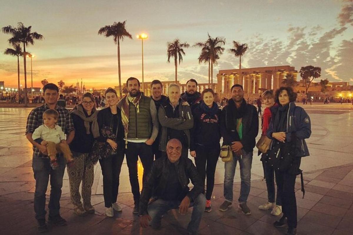 un grup de oameni care pozează pentru o fotografie într-o piață