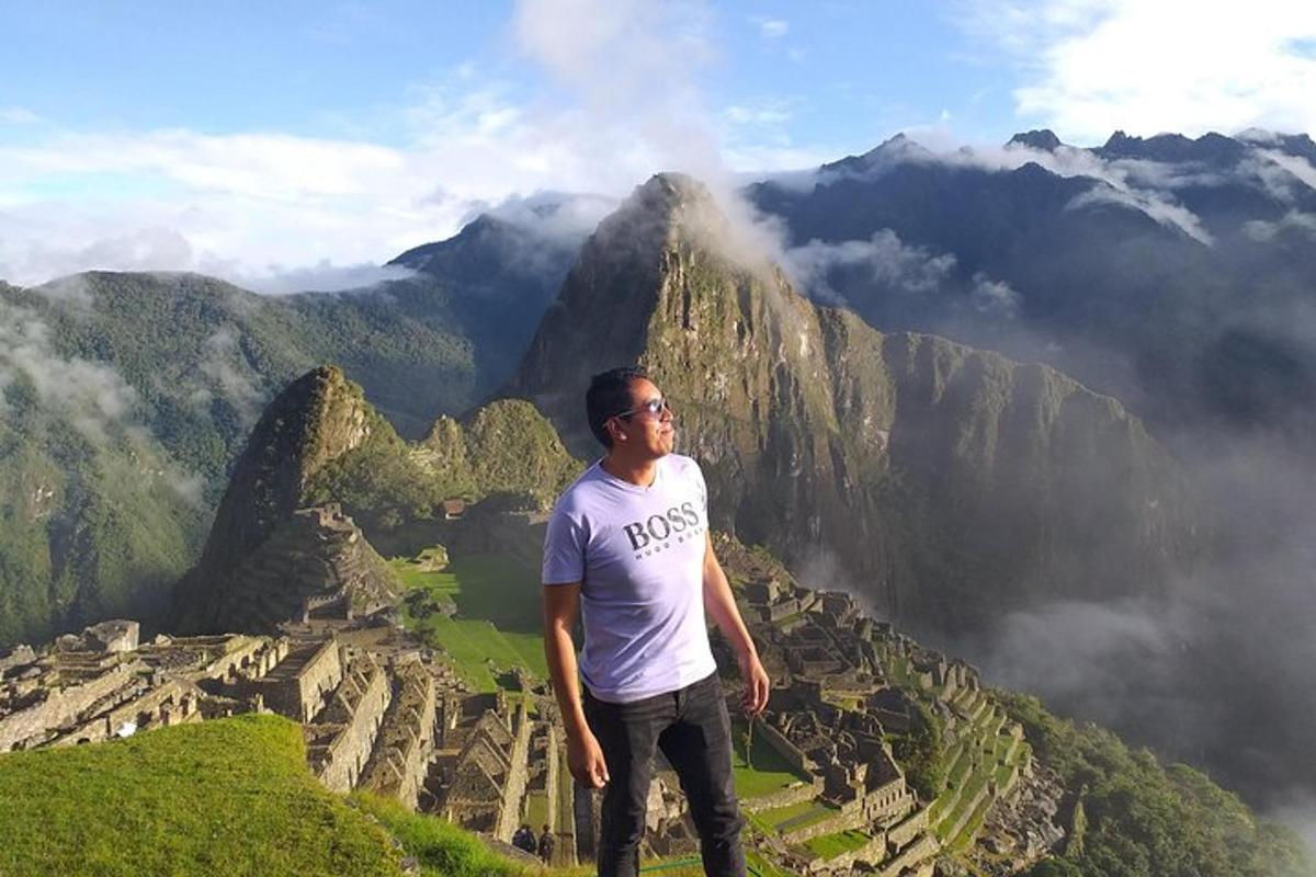 seorang lelaki berdiri di atas gunung
