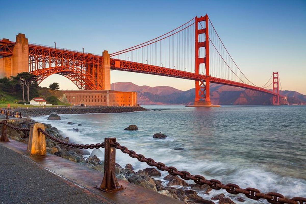most čez vodo z mostom Golden Gate
