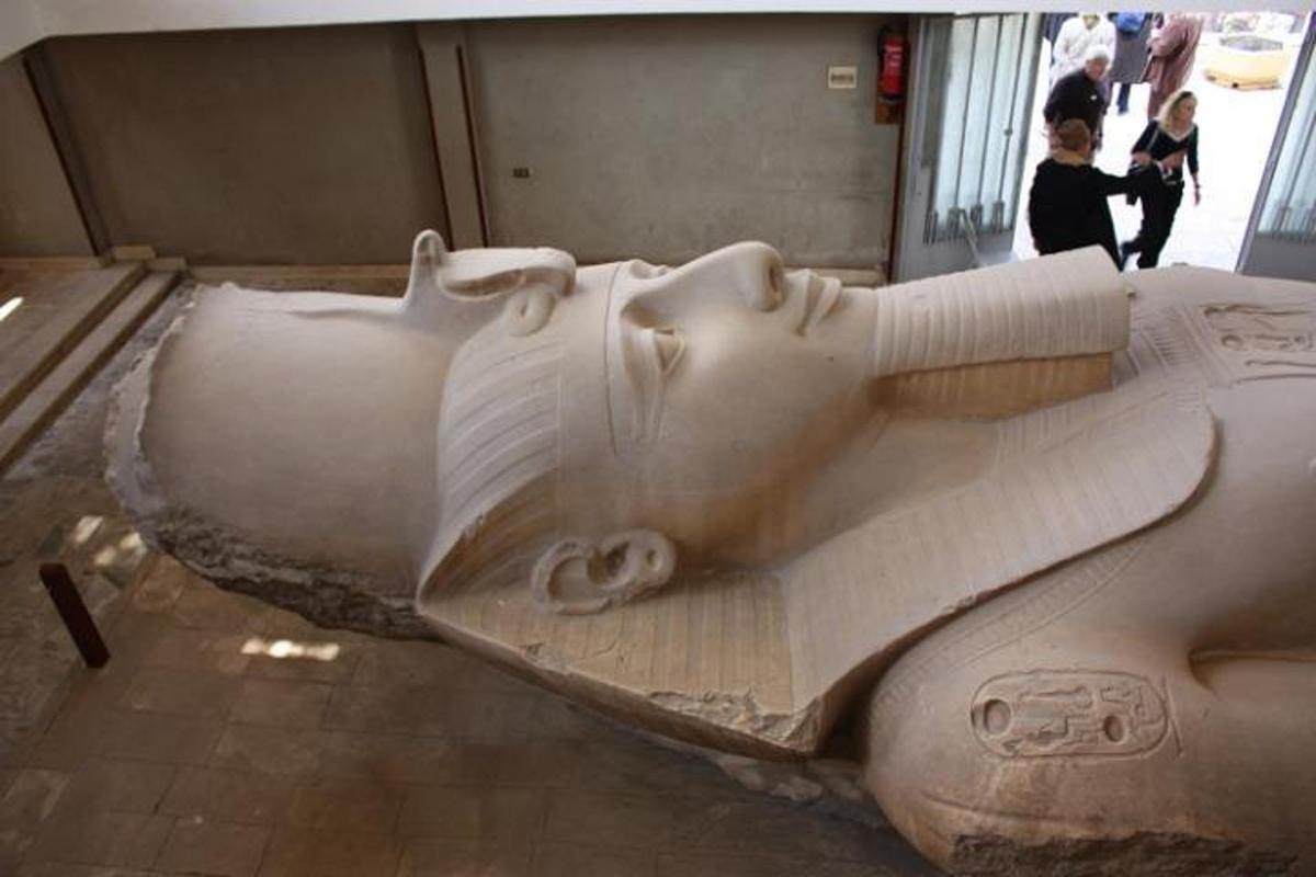 uma grande estátua de um cachorro em um museu