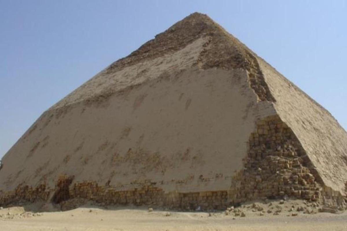 uma imagem da pirâmide dos araós no deserto