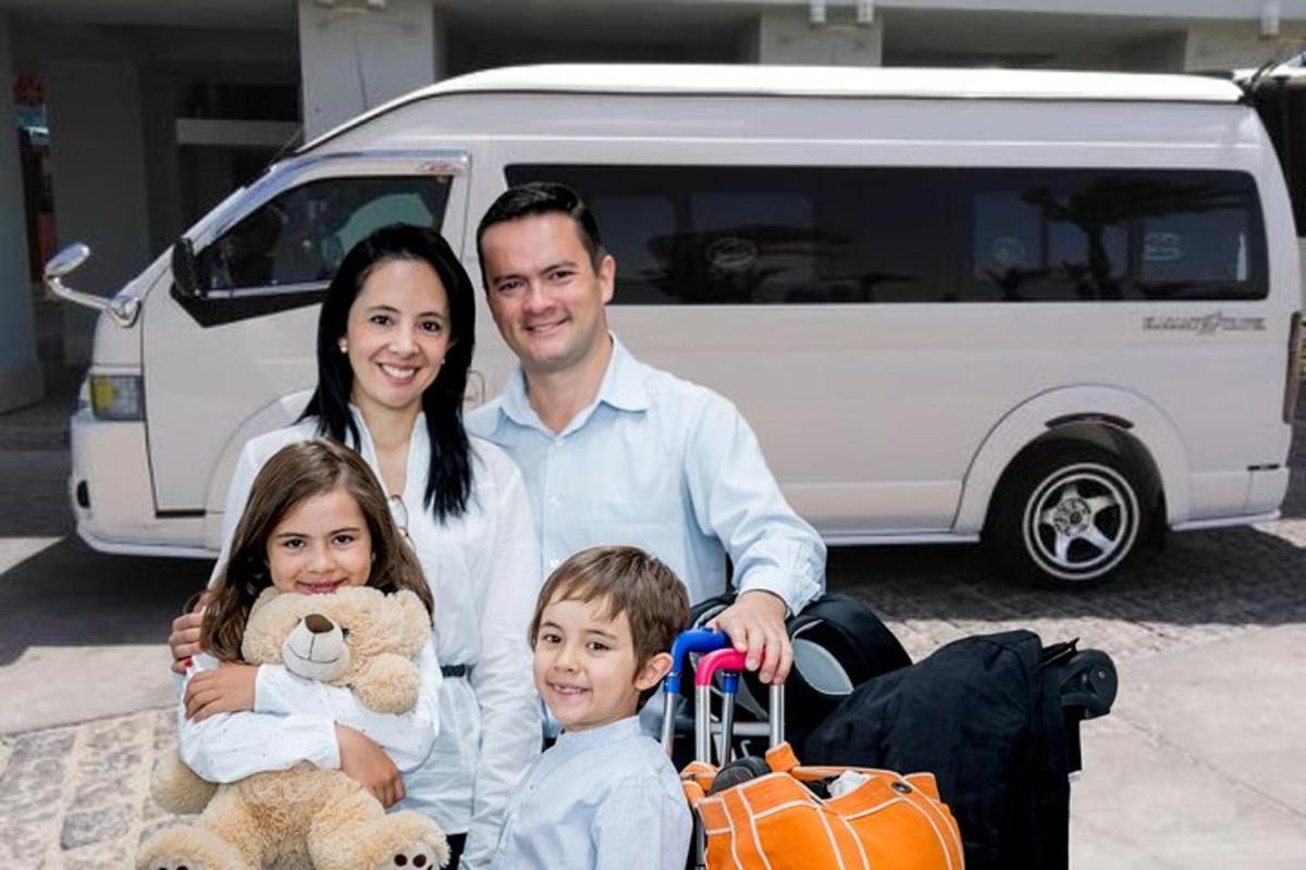 um homem, uma mulher e duas crianças com bagagem e uma van
