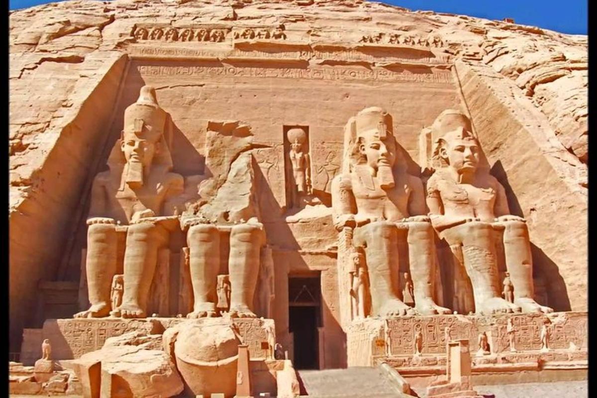 مبنى به تماثيل على جانبه