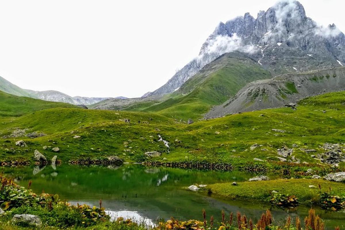 una serralada amb un llac en primer pla