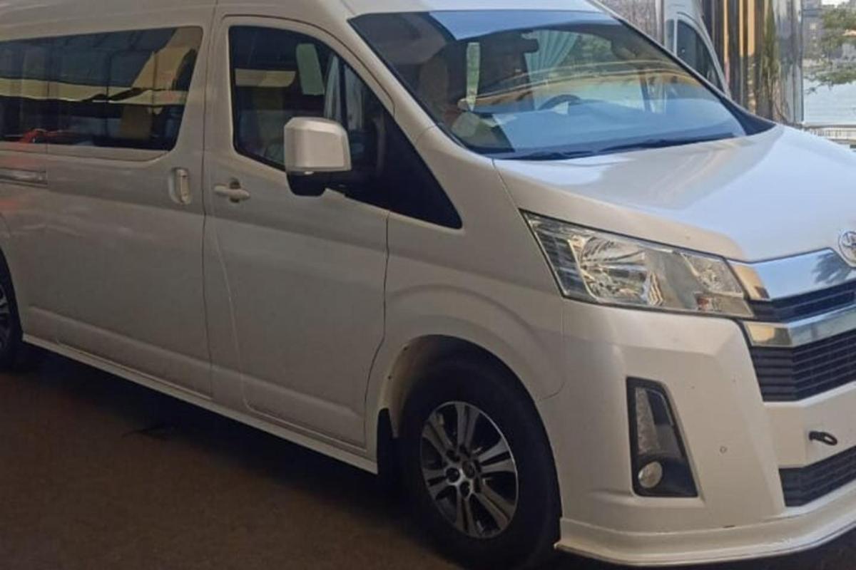 baltas mikroautobusas, pastatytas automobilių stovėjimo aikštelėje