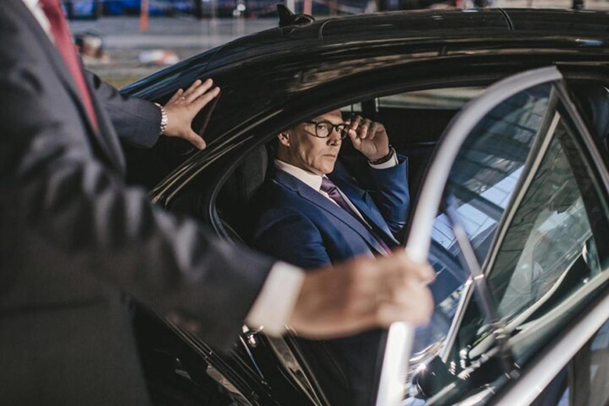 un uomo che guida un'auto con una donna