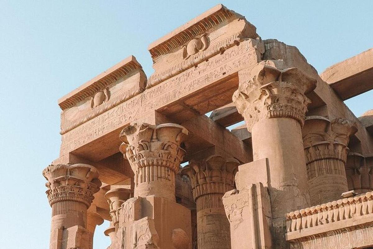 un grande edificio in pietra con colonne in cima