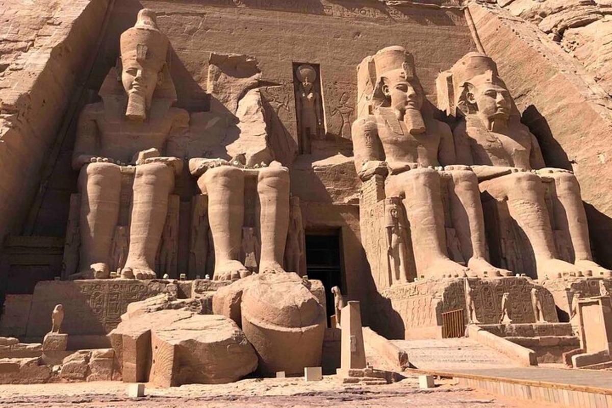 ein großes Gebäude mit Statuen an der Seite