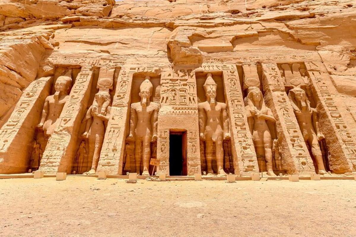 un temple indien au bord d'une falaise
