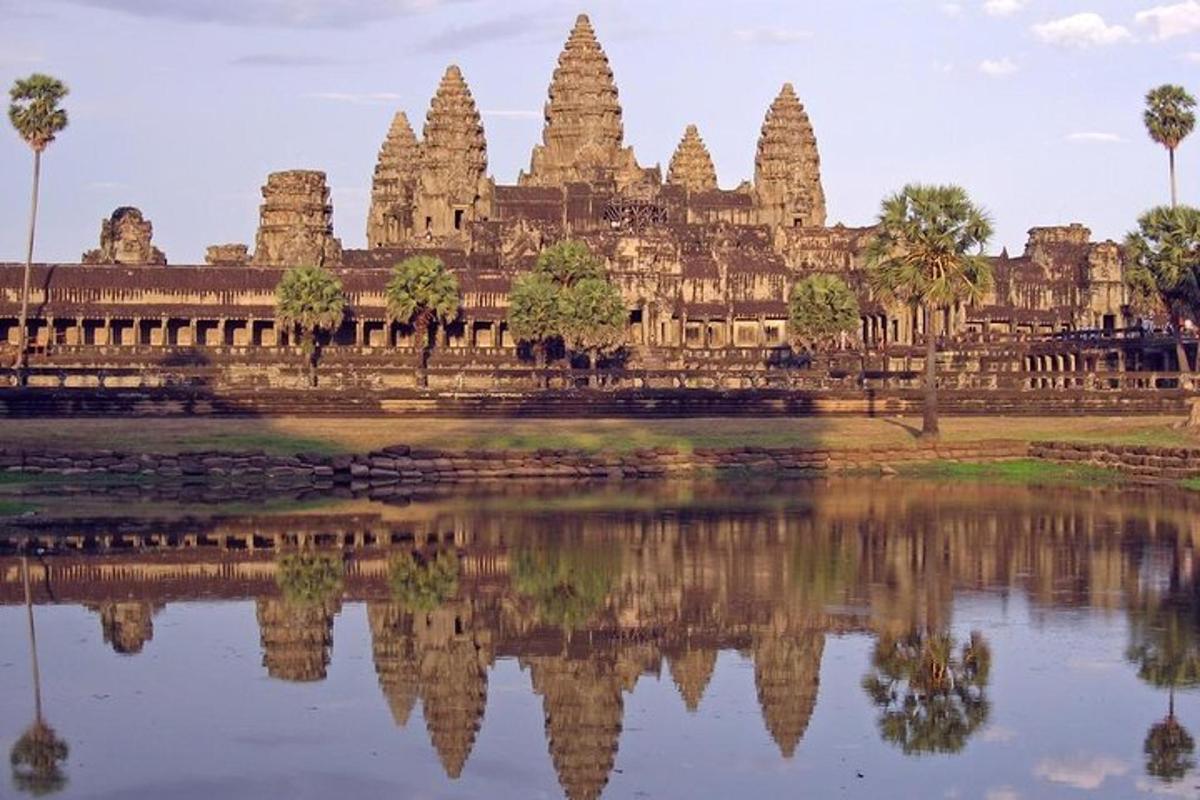 una vista di un tempio con il suo riflesso nell'acqua