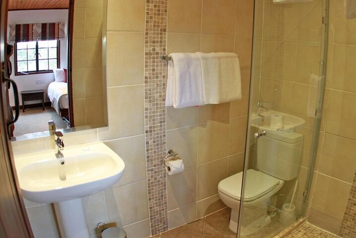 ein Badezimmer mit Waschbecken, Toilette und Dusche