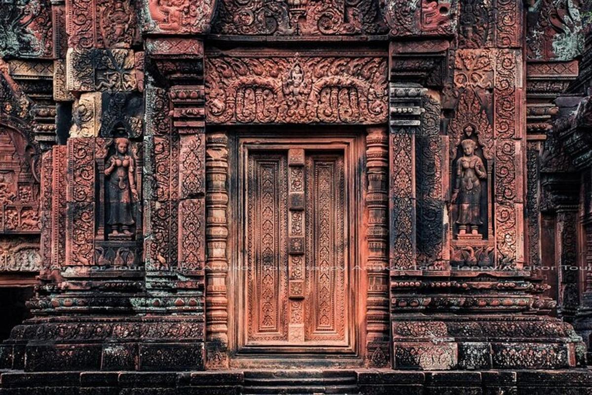 một tòa nhà có cửa gỗ với những bức tượng trên đó