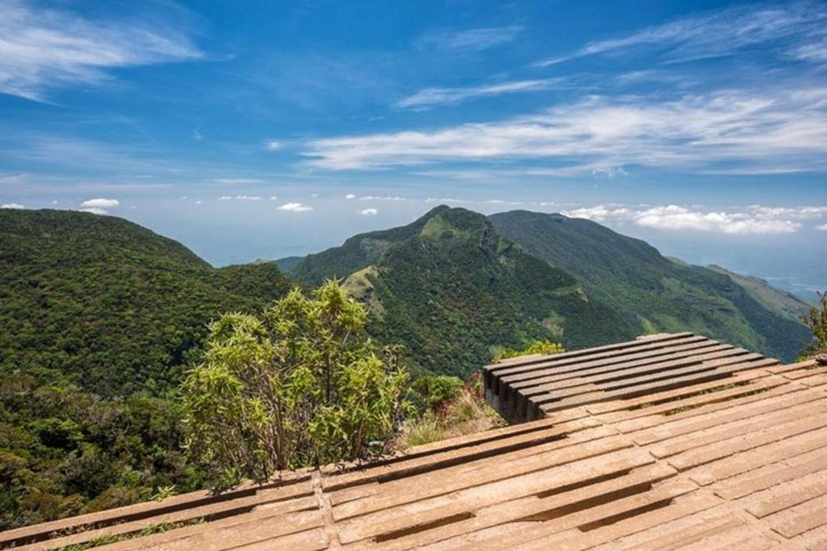 una vista delle montagne dal tetto di un edificio