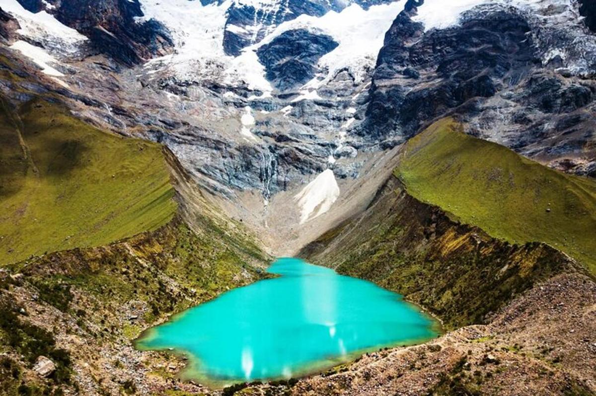 Letecký pohled na jezero uprostřed hory