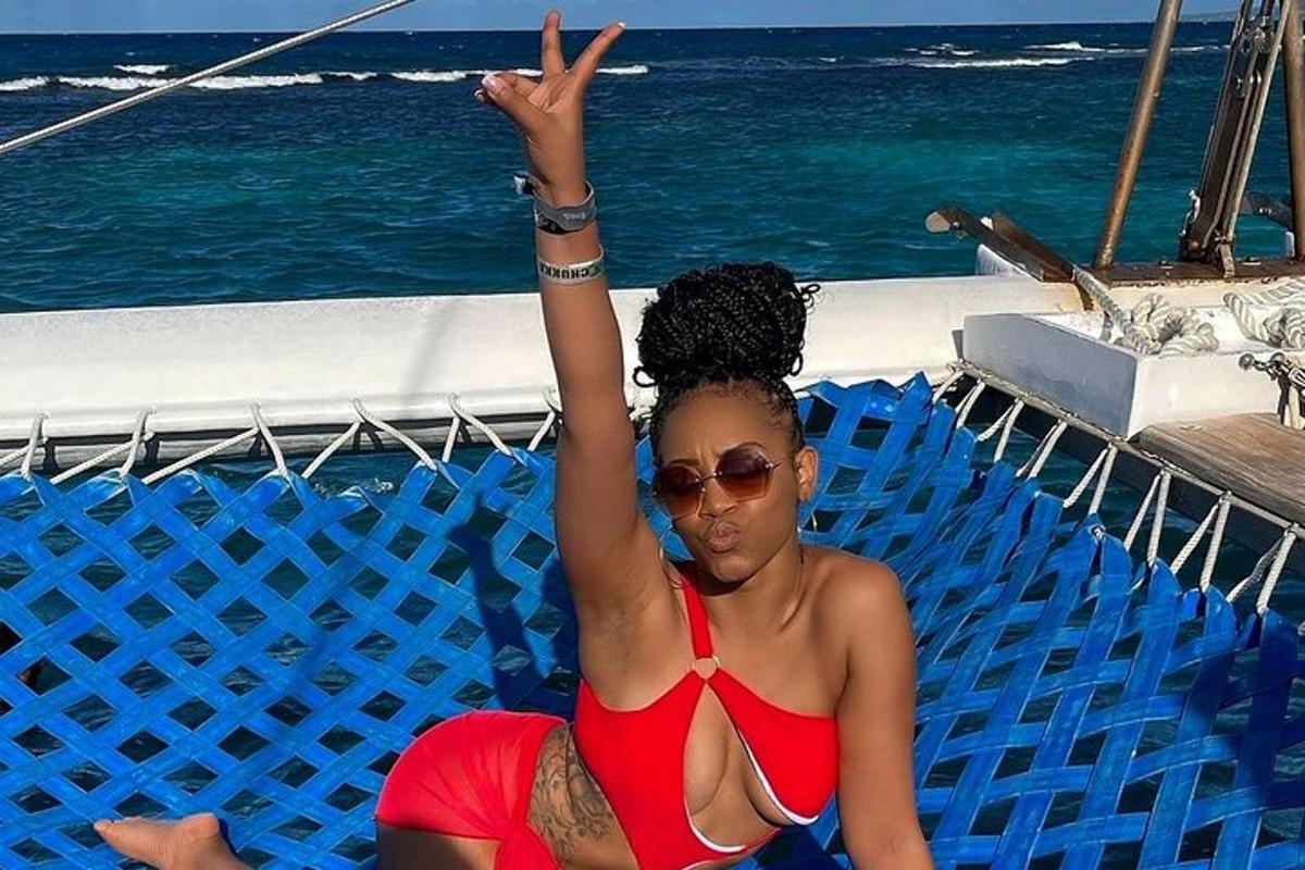 Una mujer en bikini rojo sentada en una piscina.