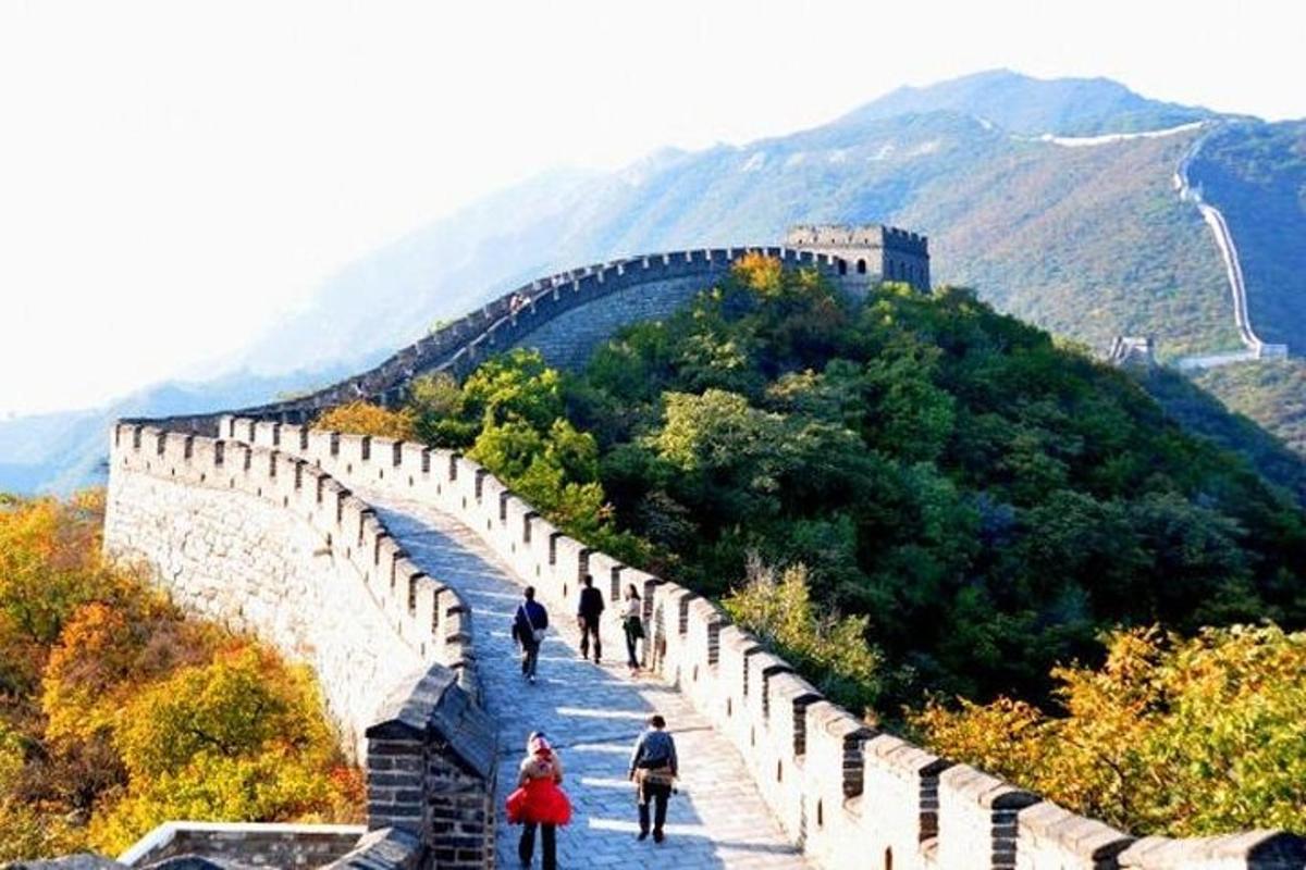 ihmisiä kävelemässä Kiinan muurilla
