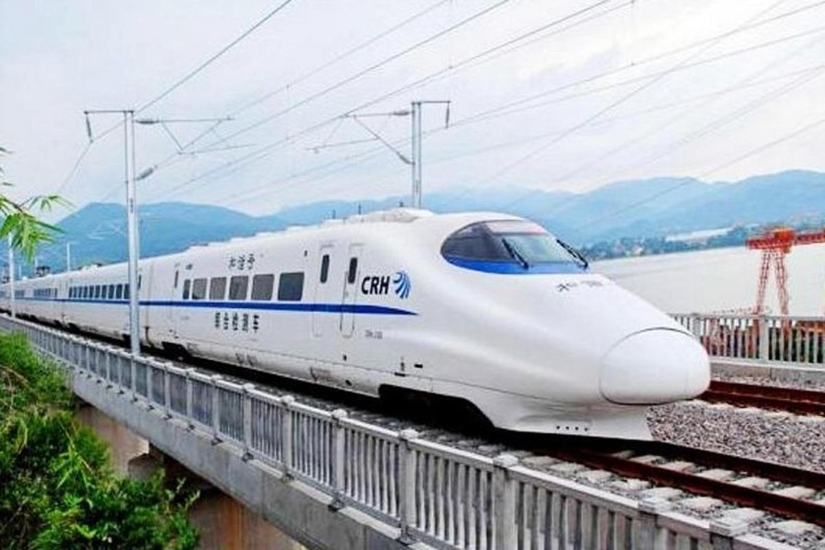 un tren de mare viteză alb pe șine