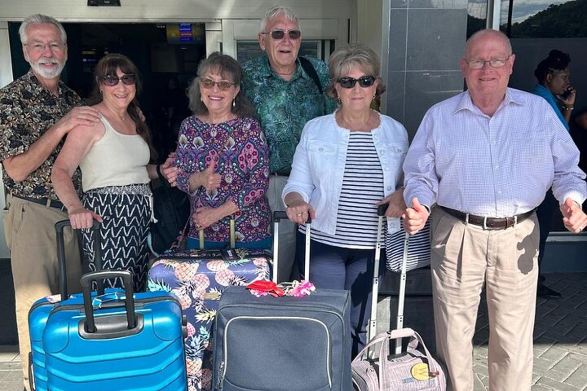 un grup de persones posant per a una foto amb el seu equipatge