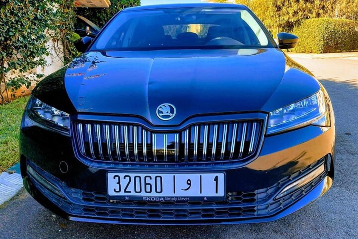 modré auto je zaparkované na příjezdové cestě