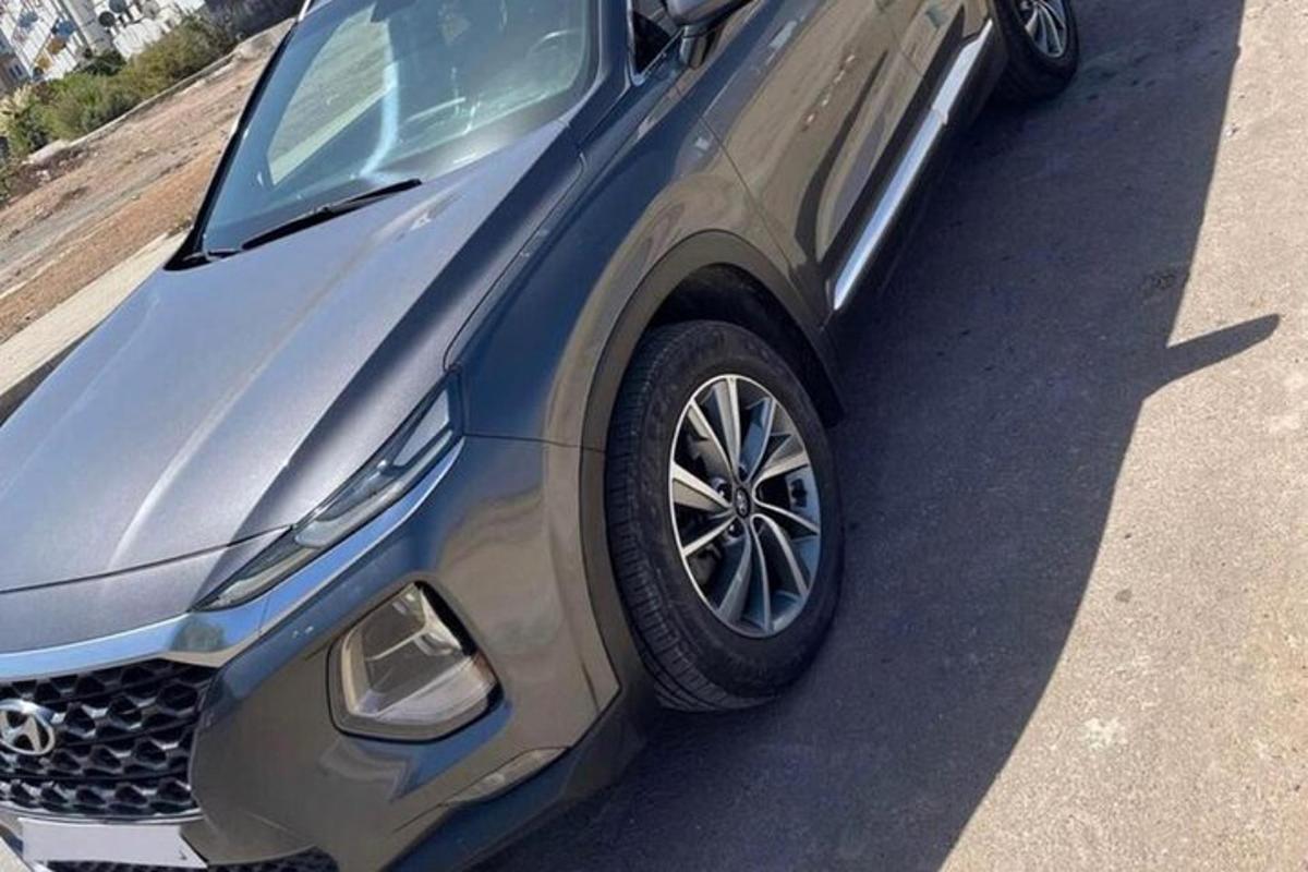 modré auto zaparkované na kraji silnice