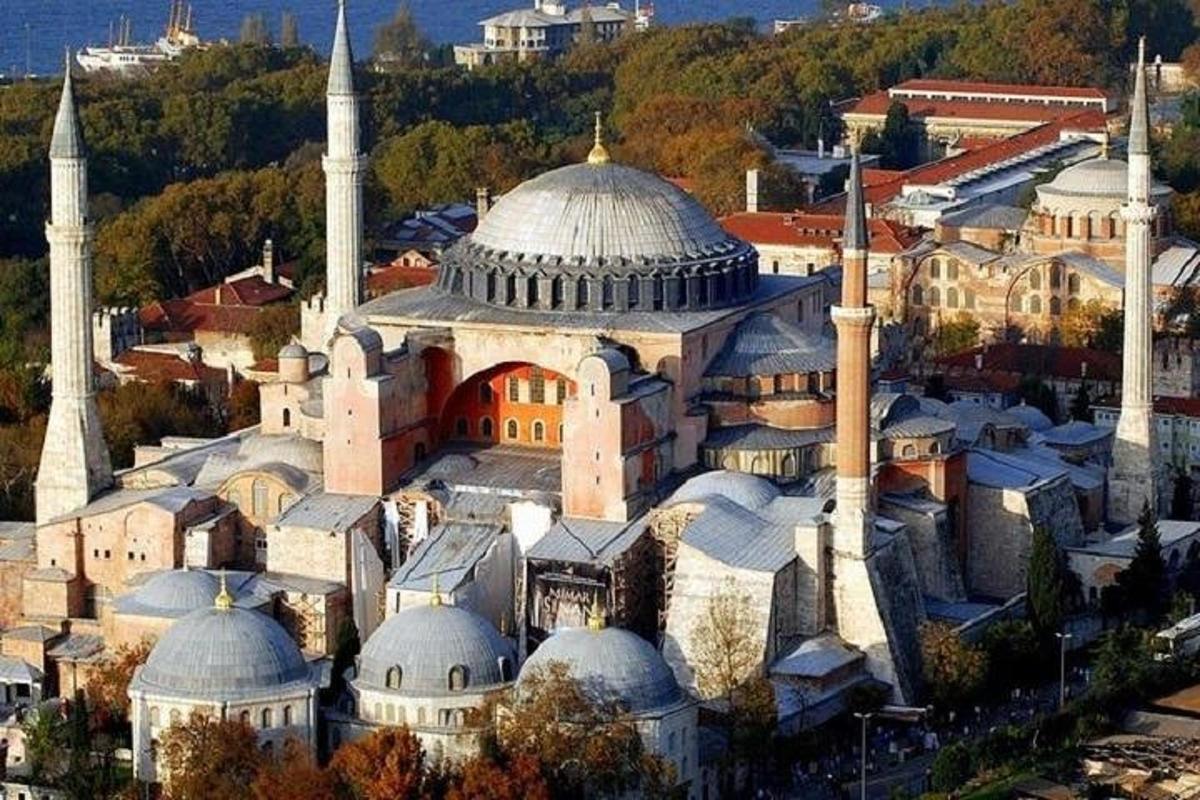 una vista aerea di una moschea con cupole ed edifici