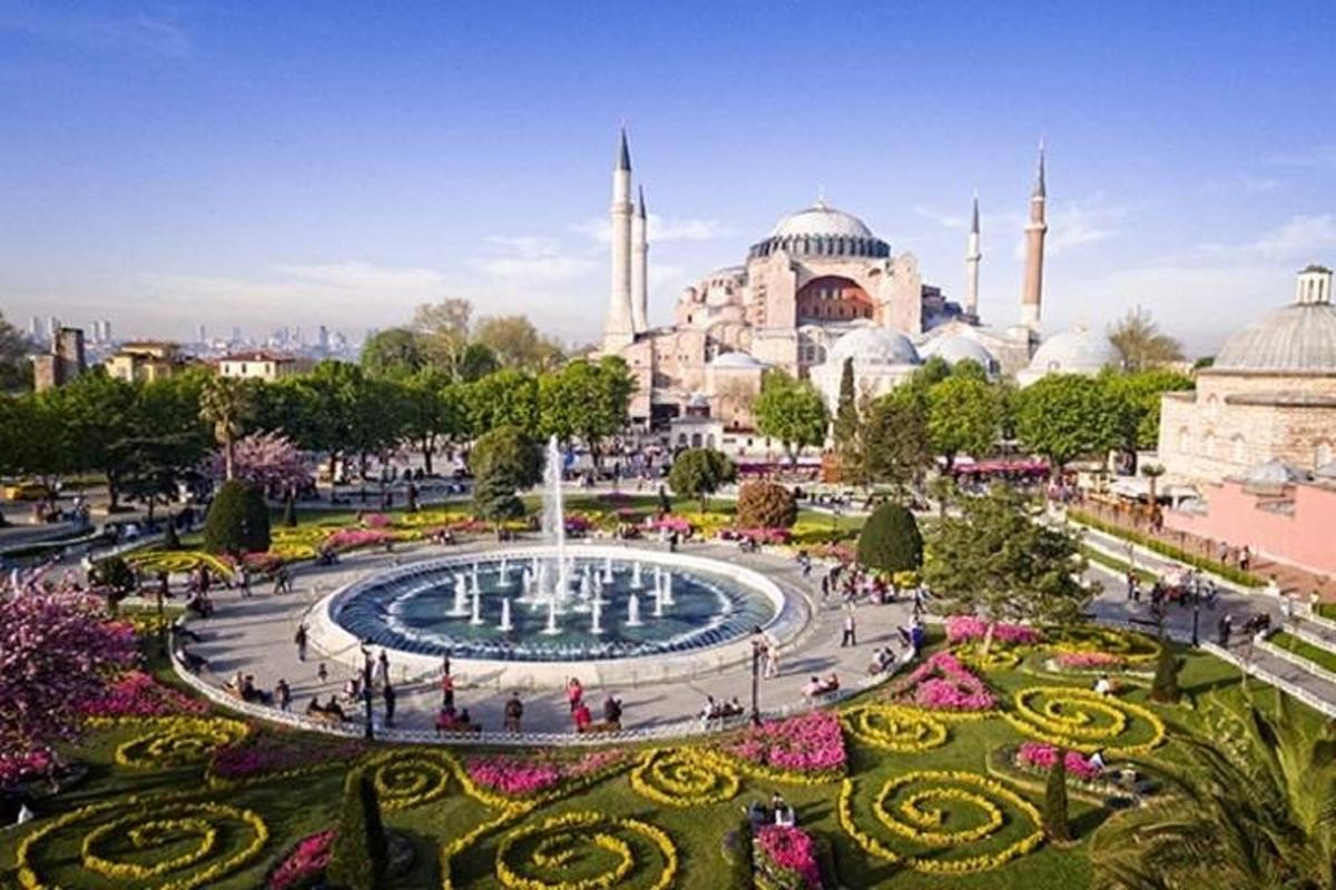 una vista di una moschea con fontana e giardini