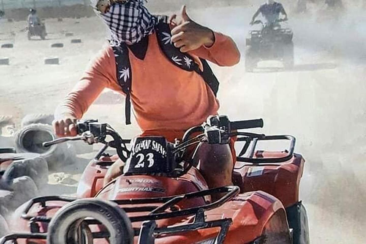 un home en un quad a la terra