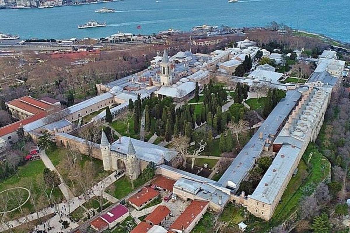 vista aèria d'un gran edifici amb arbres