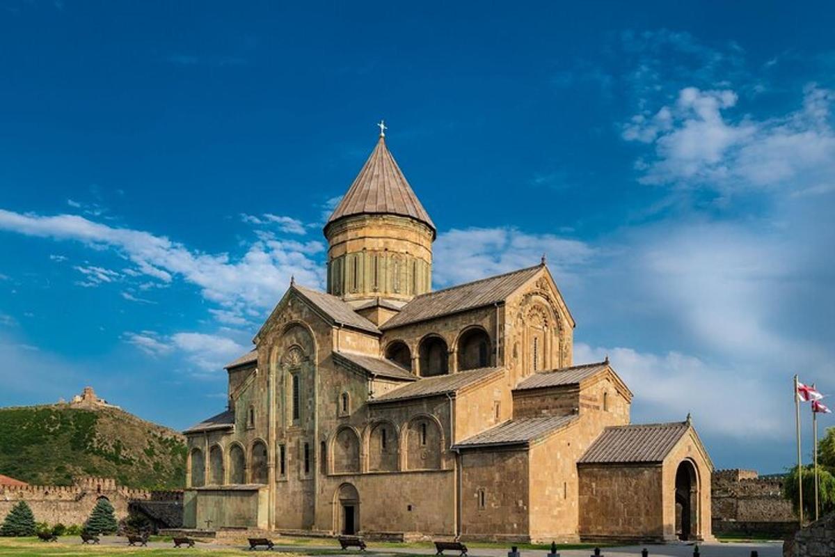 starý kostol s vežou na vrchole